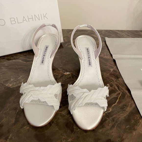 Manolo Blahnik Ligra 50MM Pleated Slingbacks Sandals in White Size 38 - Picture 5 of 10